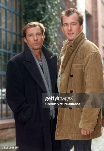 Die beiden Schauspieler Michael Lesch und Martin Lindow posieren am in Hamburg während Dreharbeiten zu der ARD-Serie "Der Fahnder". Martin Lindow...
