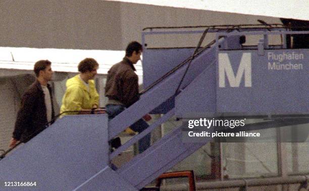 Begleitet von Polizisten in Zivil wird der türkische Jugendliche "Mehmet" am auf dem Münchner Flughafen in eine Lufthansa-Maschine mit Ziel Istanbul...