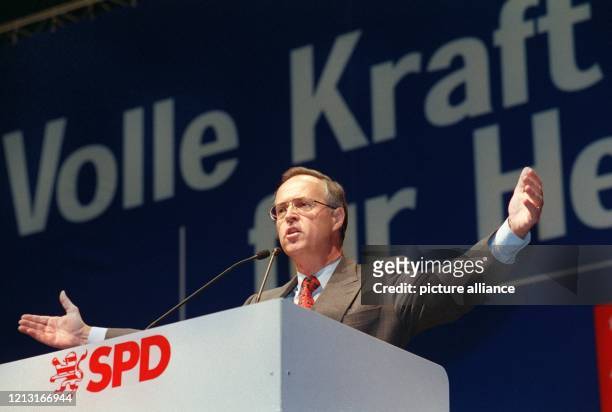 Ministerpräsident Hans Eichel breitet während seiner Rede am in Wiesbaden auf dem Parteitag der hessischen SPD seine Arme aus. Auf dem Parteitag will...