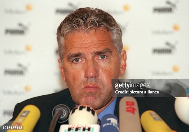 Jörg Berger während der Pressekonferenz am 19.4.1999 in Frankfurt am Main. Der 54jährige ist zum zweiten Mal Trainer beim stark abstiegsbedrohten...