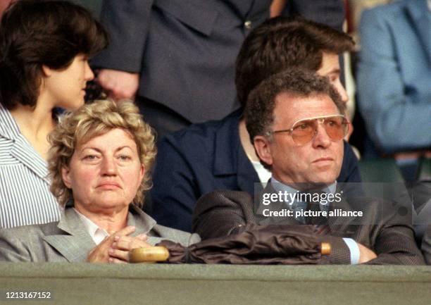 Karl-Heinz Becker und Ehefrau Elvira, aufgenommen am 3.7.1988 in Wimbledon. Der Vater des Tennisstars Boris Becker ist in der Nacht zum 20.4.1999...