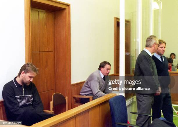 Mit gesenktem Kopf sitzt der Angeklagte Ronny Rieken am auf der Anklagebank im Oldenburger Landgericht - geschützt durch eine Sicherheitsscheibe aus...