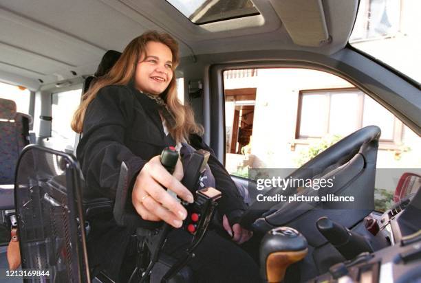 Nur mit ihrer rechten Hand kann und muß Monyc Trautzl ihr neues Auto steuern . Gas- und Bremspedal oder Kupplung braucht die junge Frau aus...