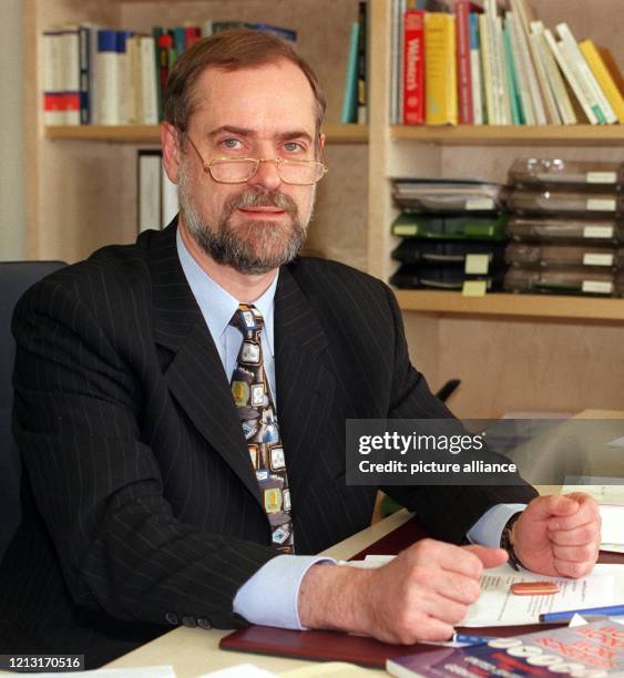 Der künftige Präsident des Instituts für Wirtschaftsforschung , Klaus Zimmermann, sitzt am 13.4.1999 in seinem Büro im Forschungsinstitut für Zukunft...