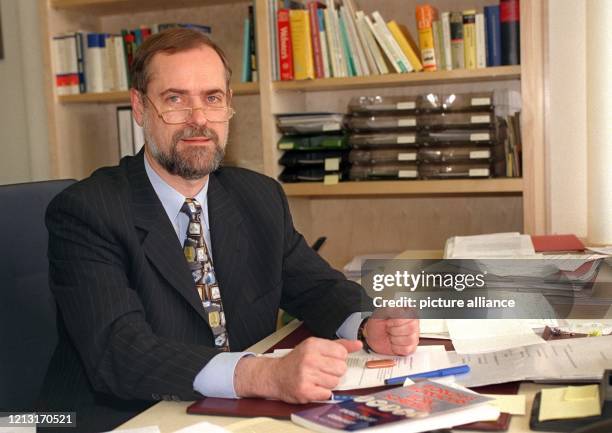 Der künftige Präsident des Instituts für Wirtschaftsforschung , Klaus Zimmermann, sitzt am 13.4.1999 in seinem Büro im Forschungsinstitut für Zukunft...