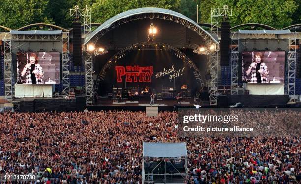 Dicht gedrängt stehen rund 40000 Fans am 18.6.1999 im Niedersachsen-Stadion in Hannover, um Wolfgang Petry zu feiern. Deutschlands derzeit...