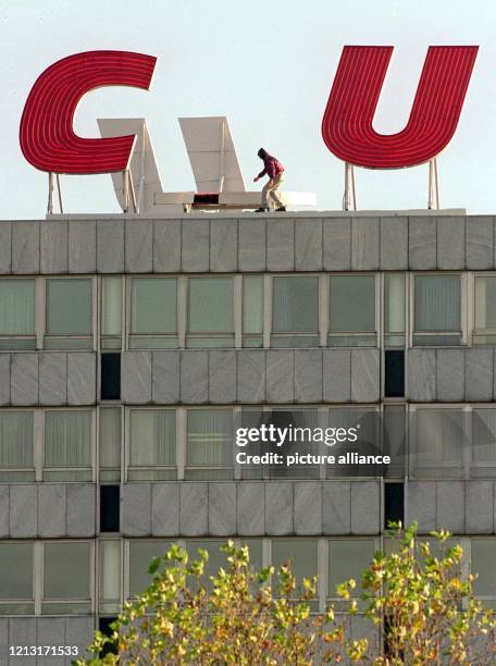 Nicht mehr "Demokratisch"? - Ohne das "D" für "Demokratisch" präsentiert sich am 5.11.1998 die meterhohe Leuchtschrift "CDU" auf dem Dach des...