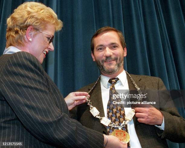 Matthias Platzeck bekommt am 4.11.1998 von Stadtpräsidentin Birgit Müller die Amtskette zu seinem zukünftigen Amt als Oberbürgermeister in Potsdam...