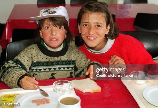 Angst und Erleichterung zeigen sich in den Gesichtern der beiden kleinen Kosovo-Flüchtlinge am 9.4.1999 beim ersten Frühstück in der Scholtz-Kaserne...