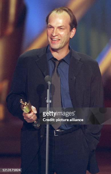 Der Schauspieler Herbert Knaup freut sich am 17.6.1999 in der Berliner Staatsoper über den Deutschen Filmpreis 1999, mit dem er für seine Rolle in...