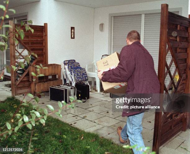 Ein Polizeibeamter trägt am 4.11.1998 die Ausrüstung zur Spurensicherung zu einer Wohnung im oberbayerischen Berglern bei Erding. Ein 25jähriger...