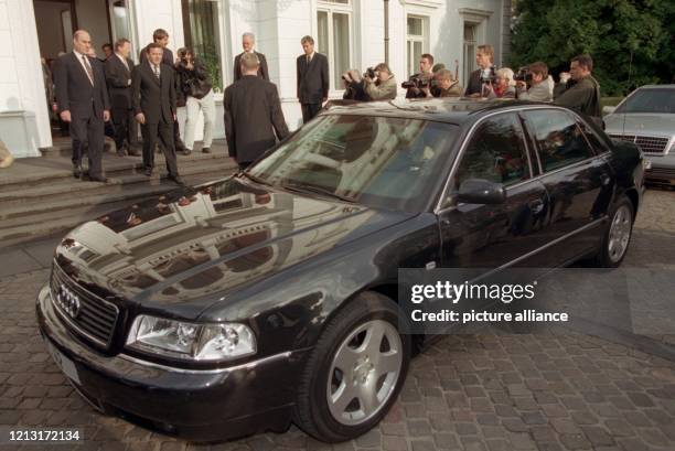 Bundeskanzler Gerhard Schröder am in Bonn auf dem Weg zu seinem Dienstwagen, einem Audi A8.