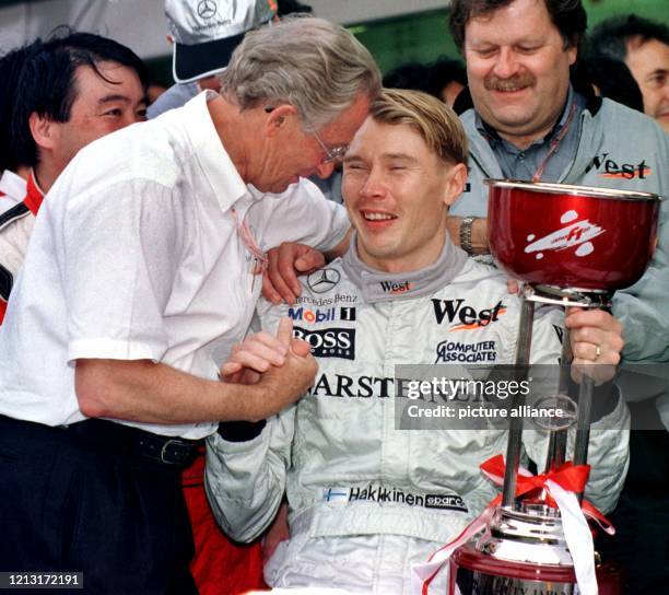 Der finnische McLaren-Mercedes-Pilot Mikka Häkkinen wird am 1.11.1998 nach seinem Sieg beim letzten Formel 1-Grand Prix der Saison von...