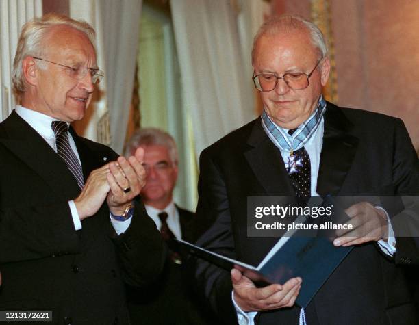 \fs12\ \fs16\Bayerns Ministerpräsident Edmund Stoiber applaudiert am 15.6.1999 in München dem Bundespräsidenten Roman Herzog, der sich die Urkunde...