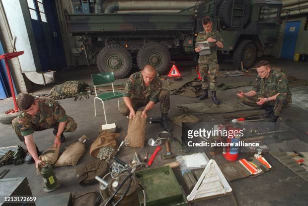 Werkzeuge und Geräte eines Bundeswehr-Lastwagens werden am 11.6.1999 in Holzminden von Soldaten des 1. Pionierbataillons auf die Vollständigkeit...