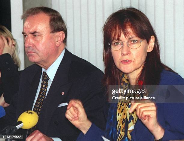 Bildungsministerin Edelgard Bulmahn gibt am 29.3.1999 gemeinsam mit dem Präsidenten der Bundesanstalt für Arbeit, Bernhard Jagoda, in Bonn die...