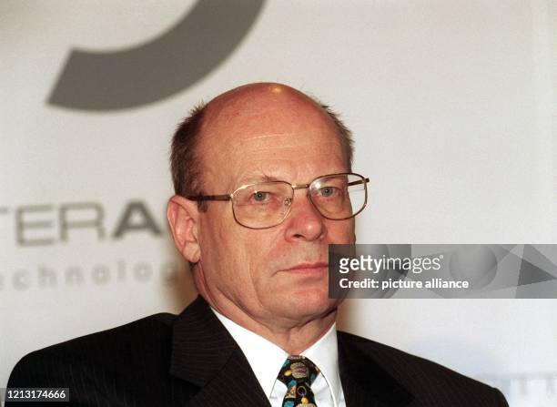 Vor der Hauptversammlung stellt sich der verbleibende Vorstand der Salzgitter AG am 16.3.1999 in Braunschweig den Fotografen: Eberhard Luckan ist für...
