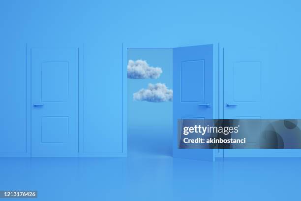 türen, entscheidungen, entscheidungen, minimal design mit cloud - door opening stock-fotos und bilder