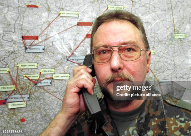 Oberstleutnant Hans-Ulrich Bäumlein, Leiter der Koordinierungsstelle für Familienbetreuung der Bundeswehr, telefoniert am 25.3.1999 im...