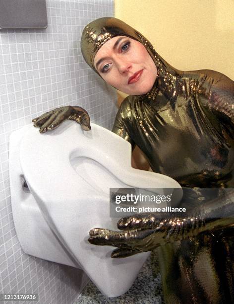 Eine junge Dame posiert am 22.3.1999 auf der Internationalen Messe für Haus- und Gebäudetechnik in Frankfurt neben dem ersten, marktreifen Urinal für...