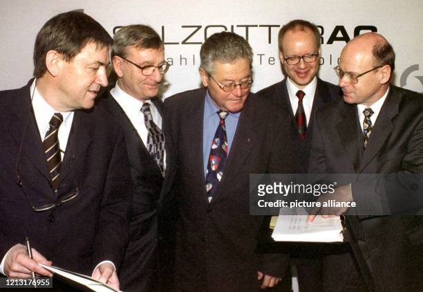 Vor der Hauptversammlung stellt sich der verbleibende Vorstand der Salzgitter AG am 16.3.1999 in Braunschweig den Fotografen: l-r Jürgen Kolb ,...