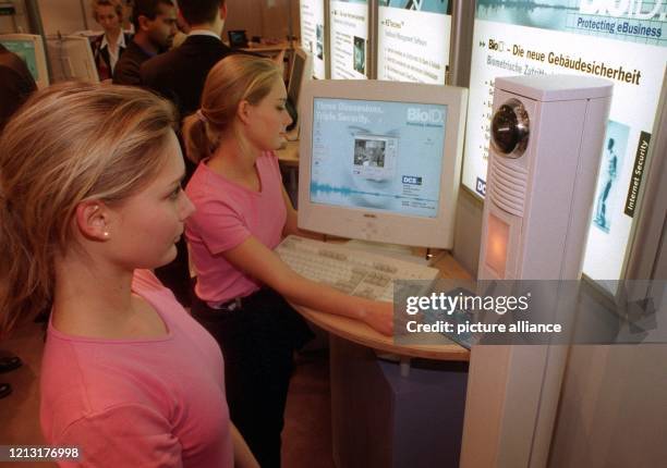 Die Zwillinge Astrid und Kirstin Walisch versuchen am 20.3.1999 auf der Computermesse CeBIT in Hannover ein sogenanntes "biometrisches System" eines...