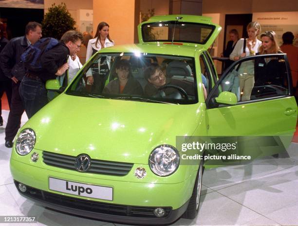 Besucher der Automobilmesse "aaa '98" in Berlin interessieren sich am für das 3-Liter-Auto von Volkswagen, den VW Lupo. Noch bis zum 25.10.98 zeigen...