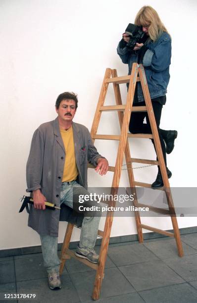 Original und Fälschung: Die "echte" Fotografin Conny fotografiert am im Düsseldorfer Kunststoffmuseum den vom amerikanischen Künstler Duane Hanson in...
