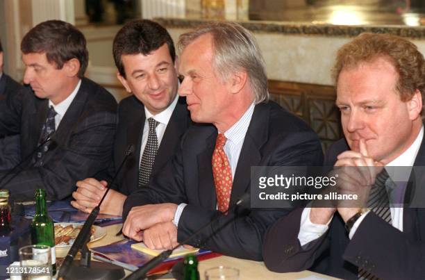 Auf einer Pressekonferenz am 22.3.1999 in München stellen Dieter Hahn, Vorsitzender der Geschäftsleitung der Kirch-Gruppe , Jan Mojto,...