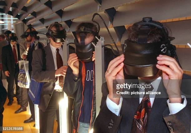 Virtuelle Realität erleben Besucher der Computermesse CeBIT in Hannover am 18.3.1999 in der Halle der Deutschen Telekom. Im Rahmen einer...