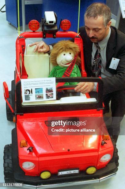 Michael Huber vom Bereich Elektro- und Informationstechnik der Fachhochschule Kaiserslautern stellt am 18.3.1999 auf der Computermesse CeBIT in...