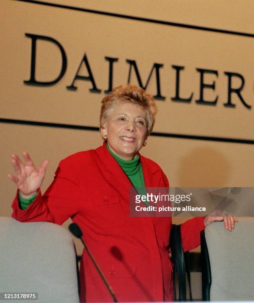 Die amerikanische Aktionärin Evelyn Y. Davis winkt bei der ersten Hauptversammlung des neuen Automobil-Konzerns Daimler-Chrysler am 18.5.1999 in der...