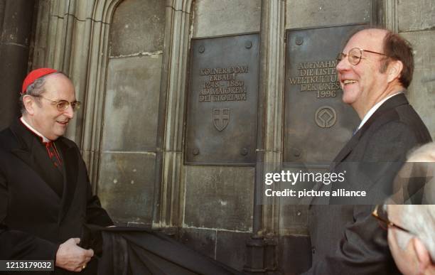 Erzbischof Kardinal Joachim Meisner und Unesco-Direktor Bernd von Droste enthüllen am am Westportal des Kölner Doms die Gedenktafeln, die die...