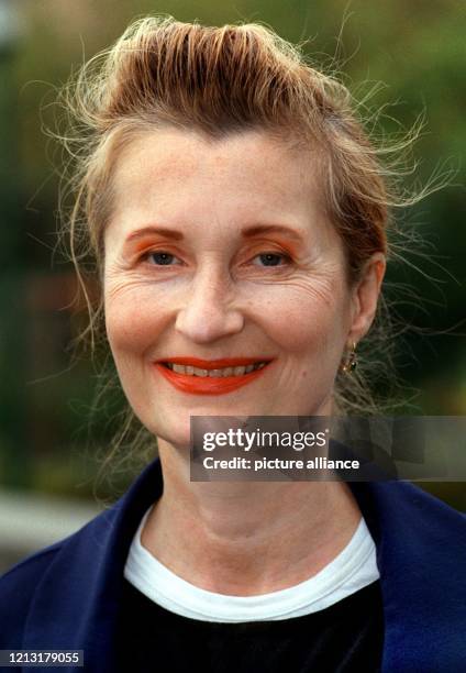 Die österreichische Schriftstellerin Elfriede Jelinek, aufgenommen am kurz vor der Auszeichnung mit dem Georg-Büchner-Preis vor dem Staatstheater in...