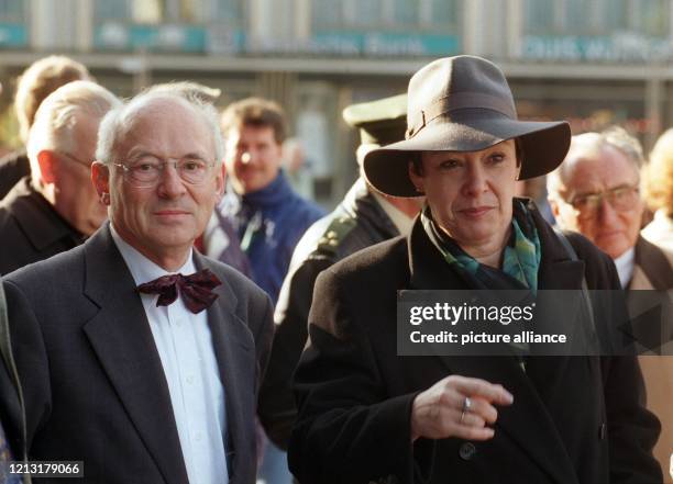 Der Kölner Dombaumeister Arnold Wolff kommt mit seiner designierten Nachfolgerin Barbara Schock-Werner am zum Kölner Dom, wo die Gedenktafeln, die...