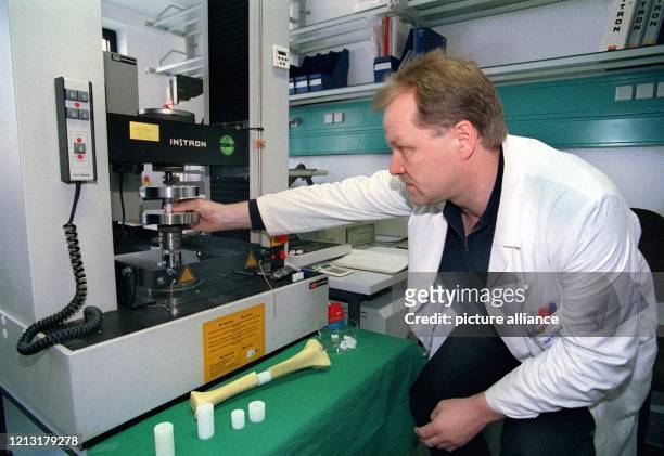 Ein Mitarbeiter der Firma Merck prüft Kunststoffimplantate im Labor für Mechanik am 17.3.1999 im neuen Forschungszentrum in Darmstadt auf ihre...