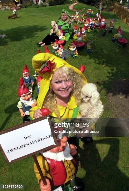 Bunt kostümiert und natürlich mit ihrem Pudel im Arm reiht sich Hannelore, eine der Jacob-Sisters, am 4.8.2000 in Oberhausen in den "Aufstand der...