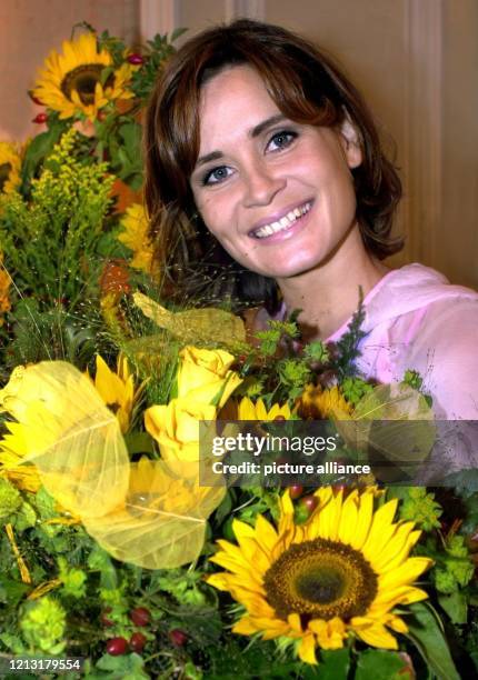 Umgeben von Sonnenblumen freut sich Schauspielerin Anja Kling am 3.8.2000 in Berlin über ihre Wahl zur Fleurop-Lady 2000. Die 30-Jährige, die in...
