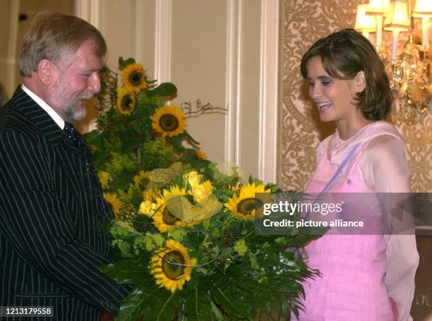 Strahlend nimmt Schauspielerin Anja Kling am 3.8.2000 in Berlin von Fleurop-Präsident Ludwig Angeli einen Blumenstrauß nach der Wahl zur Fleurop-Lady...