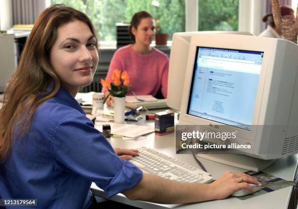 Lächelnd sitzt die Daniela Isen aus Caracas am 2.8.2000 in Göttingen an ihrem neuen Computer-Arbeitsplatz. Die 24 Jahre alte Systemingenieurin aus...