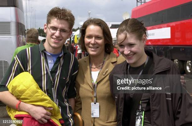 Christina Rau , Ehefrau von Bundespräsident Johannnes Rau, mit Tochter Anna und deren Freund Rene Becht am 29.7.2000 auf dem Hockenheimring. Die...