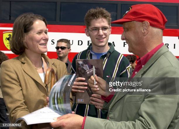 Christina Rau , Ehefrau von Bundespräsident Johannnes Rau, und Rene Becht , der Freund ihrer Tochter Anna, lassen sich am 29.7.2000 im Fahrerlager...