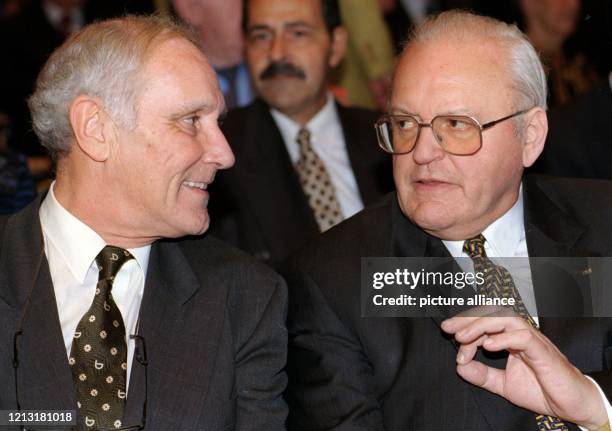 Bundespräsident Roman Herzog und der Bundespräsident der Schweiz, Flavio Cotti , unterhalten sich am 6.10.1998 vor dem Eröffnungsfestakt zur...