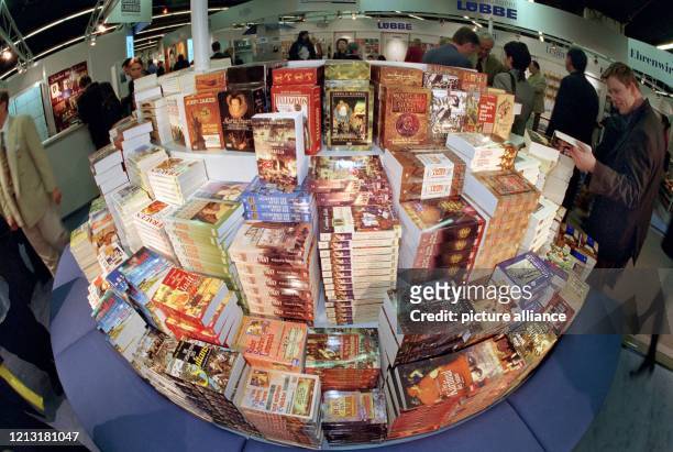 Bücher stapeln sich an einem Stand auf der Internationalen Frankfurter Buchmesse, die am 7.10.1998 für das Fachpublikum aus aller Welt geöffnet hat....