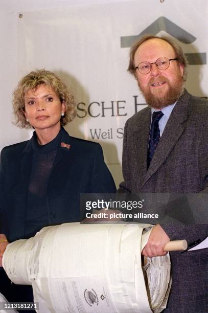 Die Schauspielerin Uschi Glas übergibt am 10.3.1999 in Berlin ein "Band der Solidarität" an Bundestagspräsident Wolfgang Thierse. Die Rolle enthält...