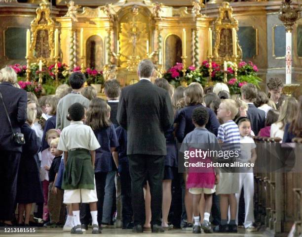 Schüler und Lehrer der Grundschule Oberföhrung beten am 27.7.2000 in der katholischen Kirche St. Lorenz in München für zwei Klassenkameraden, die mit...