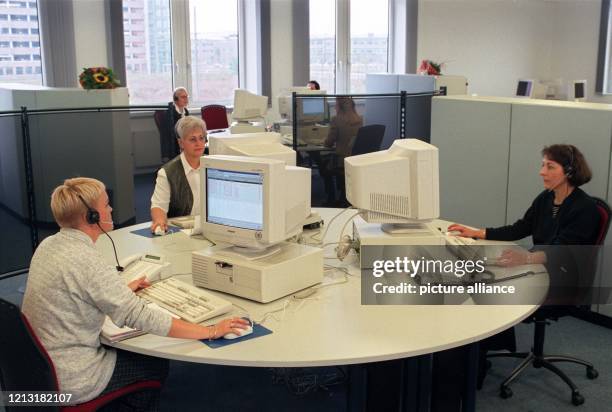 Mitarbeiterinnen eines Call Centers bearbeiten am Computer telefonische Kundenanfragen, 1.10.1998. In dem neuen Telematik Zentrum Bremen agieren drei...