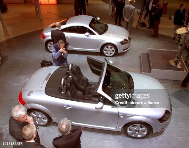 Mit dem Audi TT Roadster stellt Audi am 9.3.1999 auf dem Genfer Automobil-Salon den Zwilling des TT Coupe vor, die offene Variante des Sportwagens...