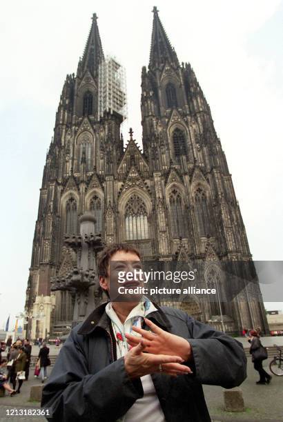 Vor dem Kölner Dom erläutert Barbara Schock-Werner am 29.9.1998, welche an der Kathedrale durch Schadstoffe in Luft und Regenwasser entstehen. Mit...