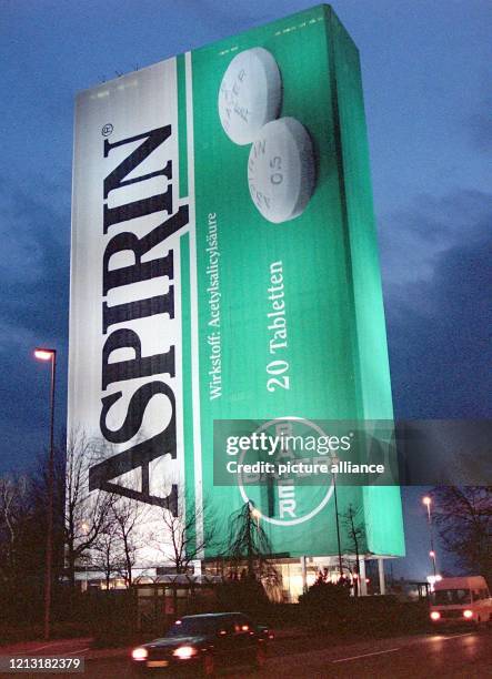 Einer riesigen hochgestellten Aspirin-Packung gleicht am Abend des 6.3.1999 das angestrahlte Verwaltungsgebäude der Bayer AG in Leverkusen. Der...